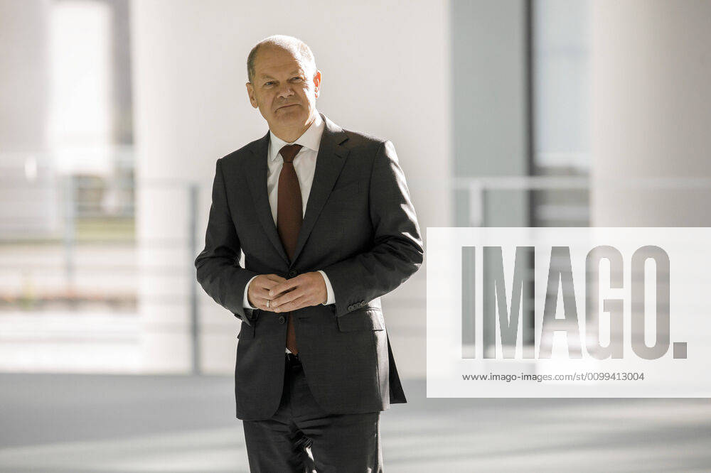 Federal Minister of Finance Olaf Scholz, SPD, is waiting in the Federal Chancellery for the start of a press conference which he will hold together with Chancellor Merkel Berlin, 15 04 2020 Berlin Germany