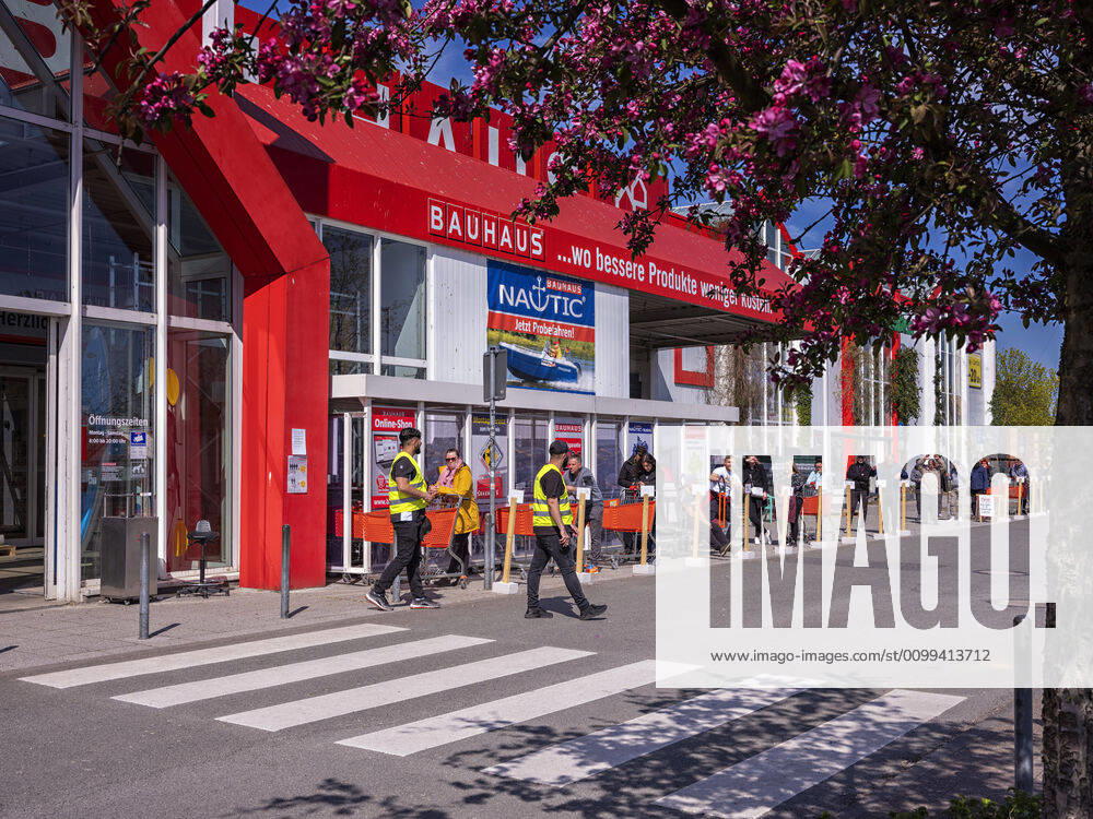 Hamburg at the time of the Corona pandemic queuing at the DIY store 15 04 20, Hamburg, Hamburg City Â
