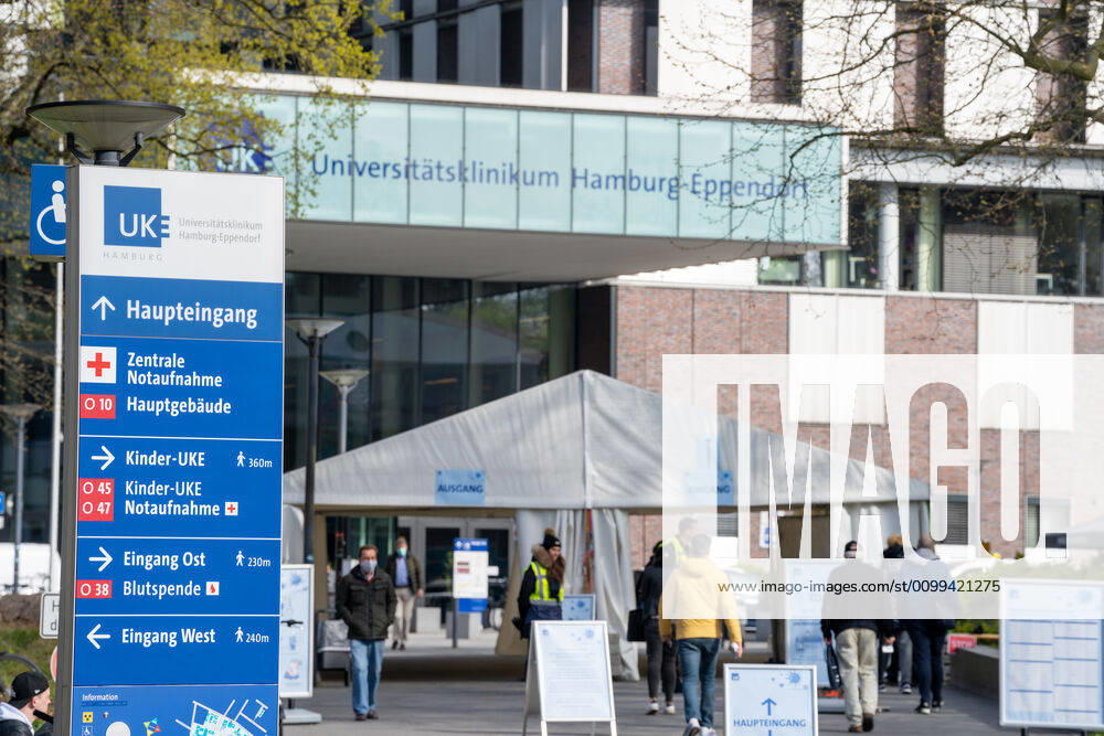 Entrance of the UKE during the corona crisis with entrance control by security service University Medical Center Hamburg Eppendorf Hamburg Hospital UKE University Medical Center Symbolfoto symbol image building main building entrance logo entrance of the UKE during the corona crisis with entrance control by security service