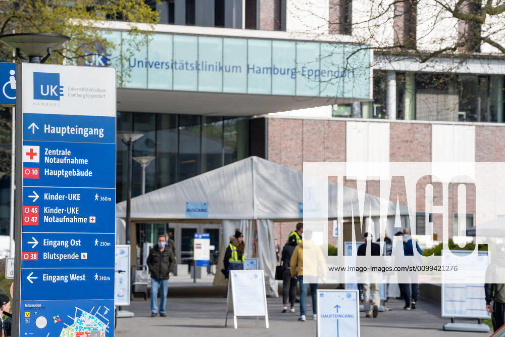 Entrance of the UKE during the corona crisis with entrance control by security service University Medical Center Hamburg Eppendorf Hamburg Hospital UKE University Medical Center Symbolfoto symbol image building main building entrance logo entrance of the UKE during the corona crisis with entrance control by security service