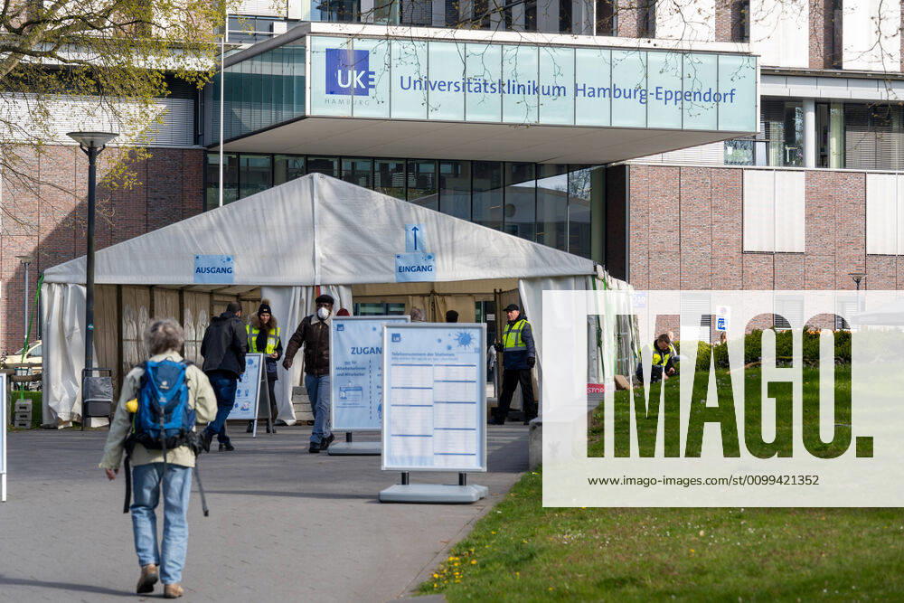 Entrance of the UKE during the corona crisis with entrance control by security service University Medical Center Hamburg Eppendorf Hamburg Hospital UKE University Medical Center Symbolfoto symbol image building main building entrance logo entrance of the UKE during the corona crisis with entrance control by security service