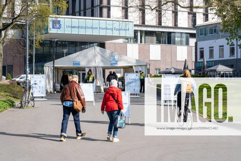 Entrance of the UKE during the corona crisis with entrance control by security service University Medical Center Hamburg Eppendorf Hamburg Hospital UKE University Medical Center Symbolfoto symbol image building main building entrance logo entrance of the UKE during the corona crisis with entrance control by security service