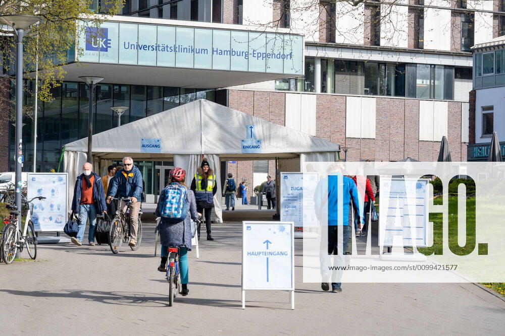 Entrance of the UKE during the corona crisis with entrance control by security service University Medical Center Hamburg Eppendorf Hamburg Hospital UKE University Medical Center Symbolfoto symbol image building main building entrance logo entrance of the UKE during the corona crisis with entrance control by security service