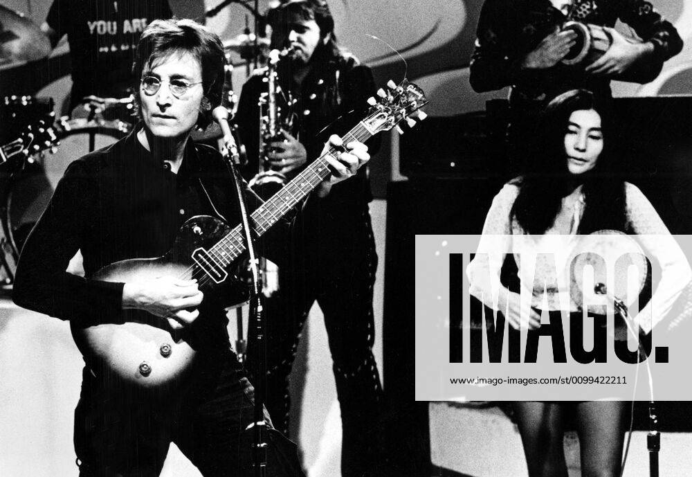 John Lennon and Yoko Ono co-hosting The Mike Douglas Show , perform with Elephant s Memory. 2 14 72. - CPL Archives Everett Collection CPL Archives Everett Collection !ACHTUNG AUFNAHMEDATUM GESCHÄTZT! PUBLICATIONXNOTxINxCANxCHNxFRAxITAxJPNxNORxPOLxRUSxESPxUKxUSA