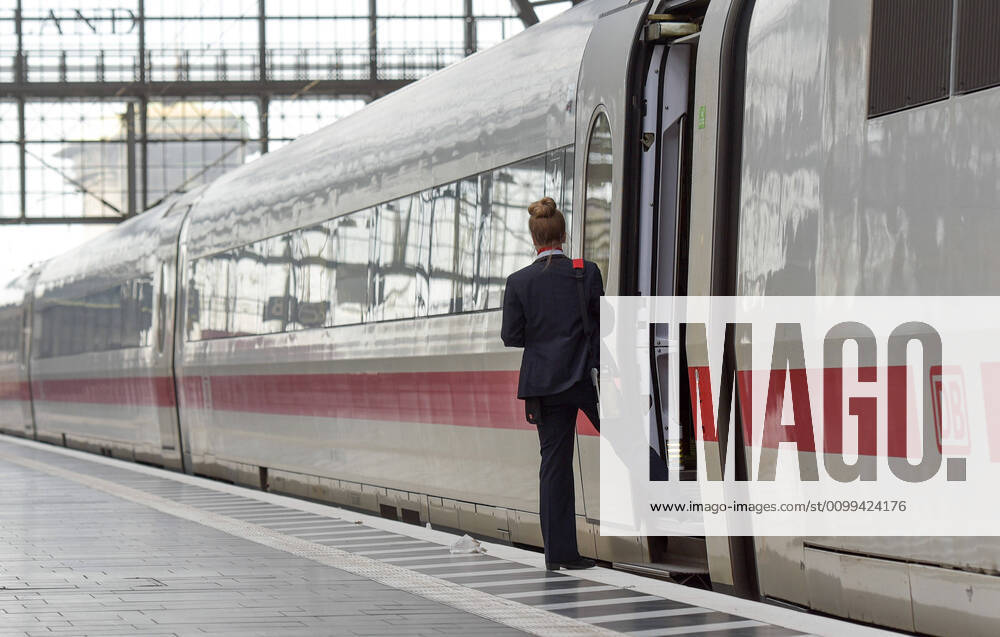 ICE train of the Deutsche Bahn in Frankfurt central station, train attendant ready for departure, emwirt Frankfurt am Main
