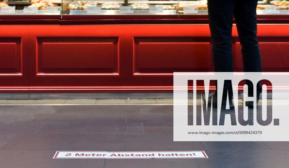 Frankfurt main station, attention is drawn to the minimum distance in front of the counter, emwirt Frankfurt am Main