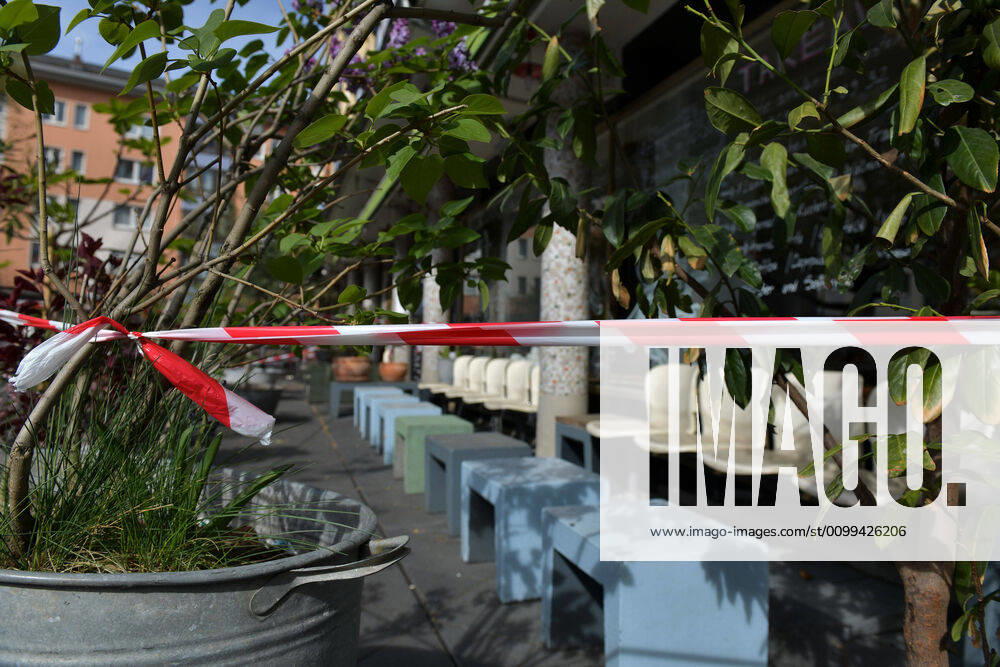 The outside area of a restaurant is cordoned off with flutterband, emwirt Frankfurt am Main