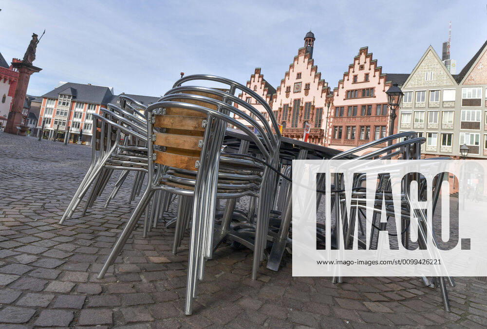 Römerberg, cafes and restaurants have all tables and chairs removed or rendered them unusable, emwirt Frankfurt am Main