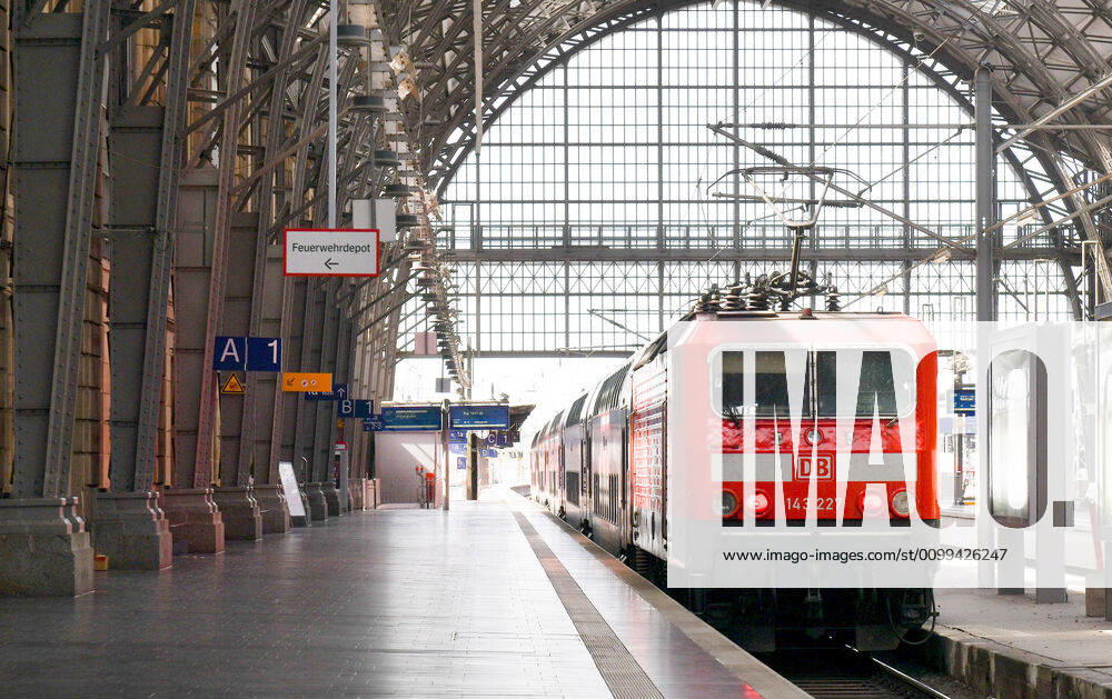 Regional train of the german railways at frankfurt central station, emwirt frankfurt am main