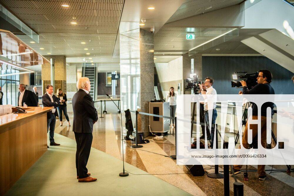 DEN HAAG, 16-04-2020, Reaction to press by Jaap van Dissel (directeur van het Centrum Infectieziektebestrijding van RIVM), Sjaak de Gouw (directeur publieke gezondheid GGD en GHOR) and Ronnie van Diemen-Steenvoorde (Inspecteur-generaal Inspectie Gezondheidszorg en Jeugd) Staan pers te woord na RIVM briefing aan Tweede Kamerleden. RIVM conversation with journalist x7827024x