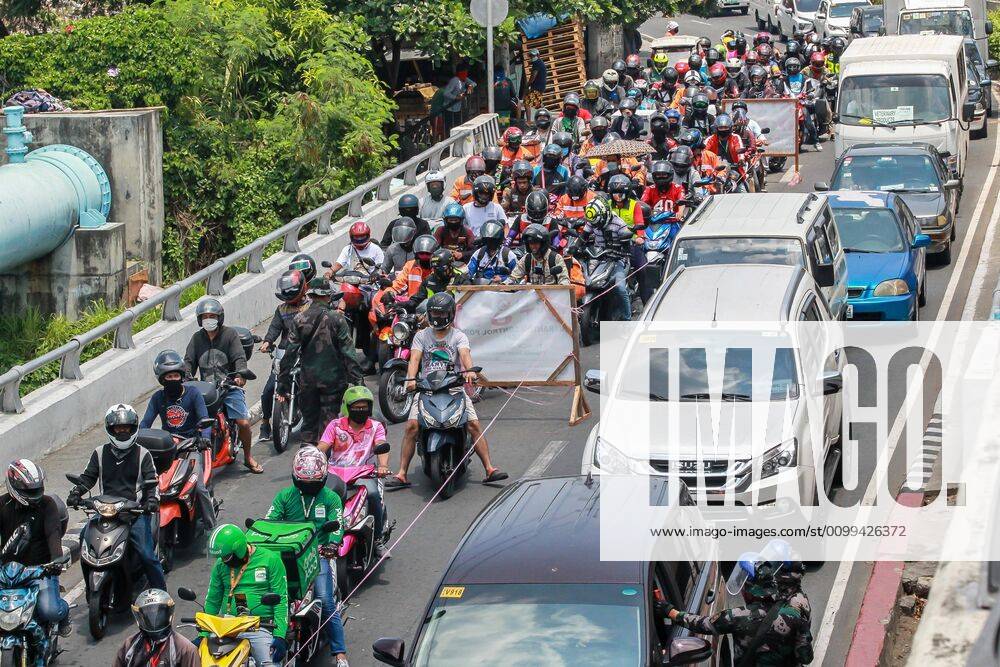 (200416) -- LAS PINAS CITY, April 16, 2020 -- Motorists line up at a COVID-19 community quarantine checkpoint in Las Pinas City, the Philippines, April 16, 2020. ) PHILIPPINES-LAS PINAS-COVID-19-COMMUNITY QUARANTINE CHECKPOINT RouellexUmali
