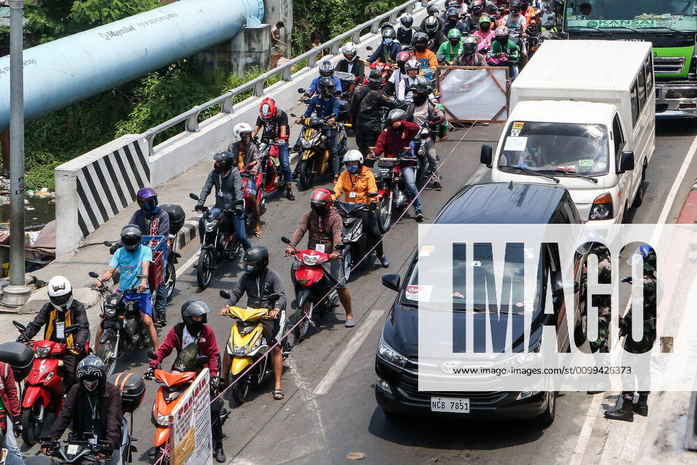 (200416) -- LAS PINAS CITY, April 16, 2020 -- Motorists line up at a COVID-19 community quarantine checkpoint in Las Pinas City, the Philippines, April 16, 2020. ) PHILIPPINES-LAS PINAS-COVID-19-COMMUNITY QUARANTINE CHECKPOINT RouellexUmali