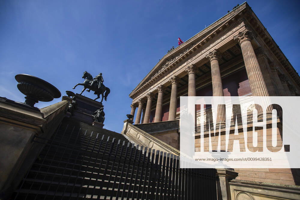 Closed old National Gallery in Berlin on April 16, 2020 The measures decided by the federal and state governments to slow down the spread of the coronavirus SARS CoV 2 will continue before Easter The debate about compulsory mouth protection and the effectiveness of masks continues in the public eye Coronavirus in Berlin