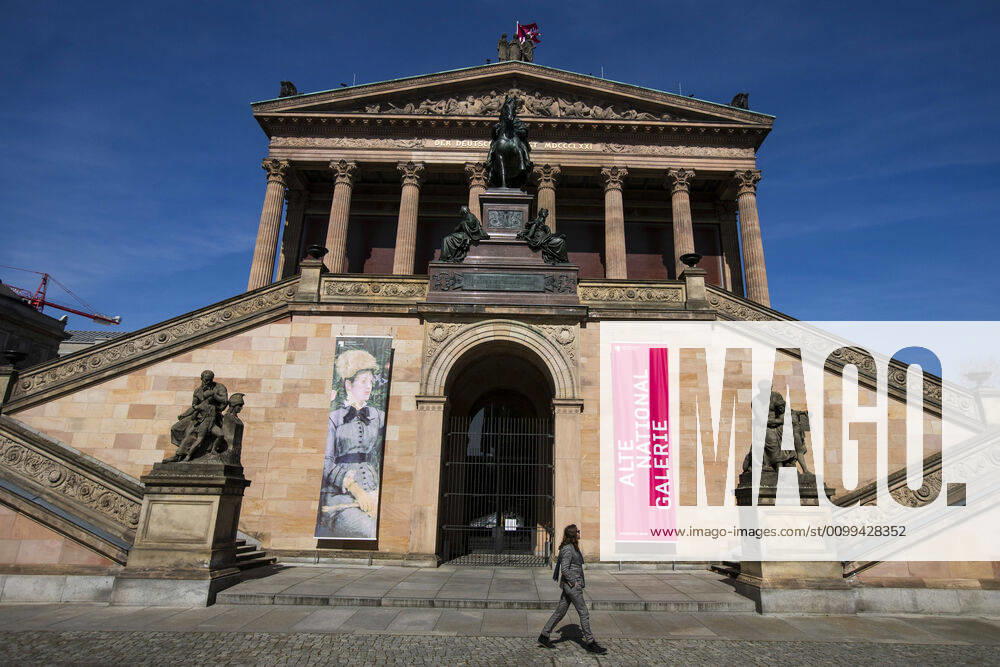 Closed old National Gallery in Berlin on April 16, 2020 The measures decided by the federal and state governments to slow down the spread of the coronavirus SARS CoV 2 will continue before Easter The debate about compulsory mouth protection and the effectiveness of masks continues in the public eye Coronavirus in Berlin