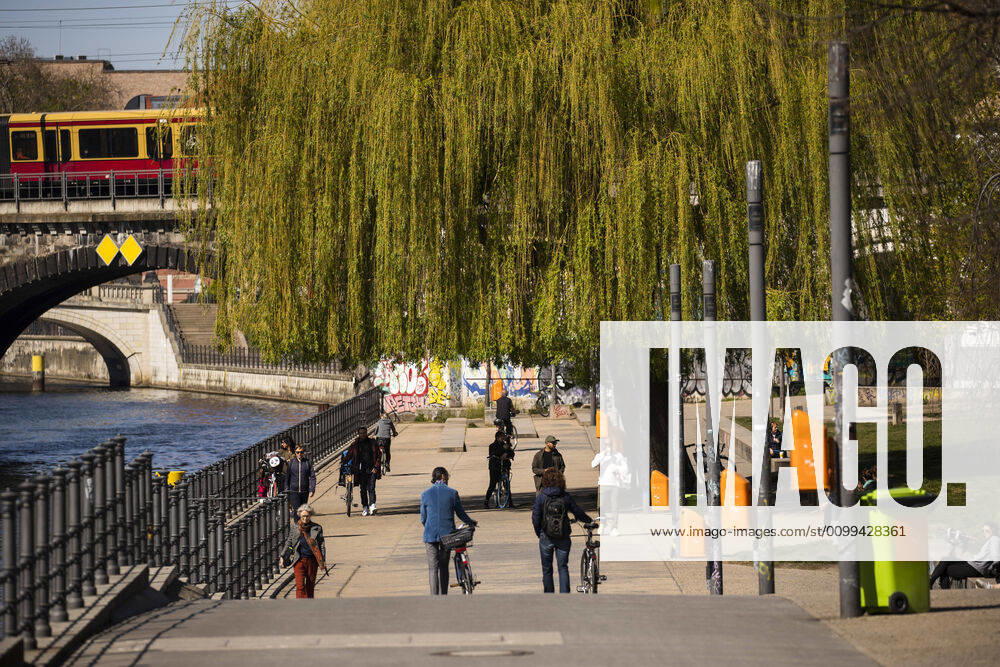 People walking in the sun on the banks of the Spree in Berlin on April 16, 2020 The measures decided by the federal and state governments to slow down the spread of the coronavirus SARS CoV 2 will continue before Easter The debate about compulsory mouth protection and the effectiveness of masks continues in the public eye Coronavirus in Berlin