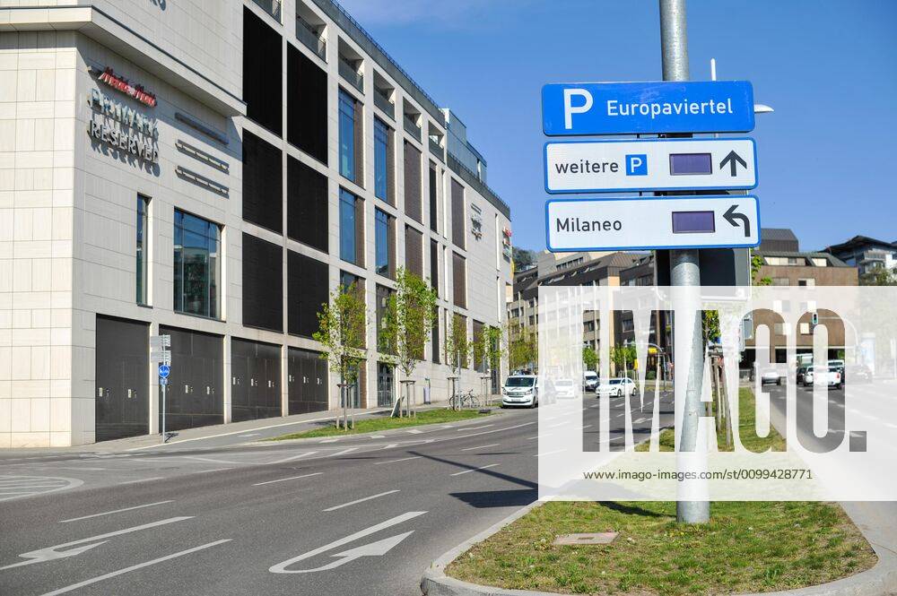 Milaneo Stuttgart COVID 19 Security measures also apply in the Milaneo shopping center, many shops and stores are closed, are no longer allowed to serve their customers, but rent is still paid Only bakeries, grocery stores, pharmacies are open Stuttgart Baden Wuerttemberg Germany
