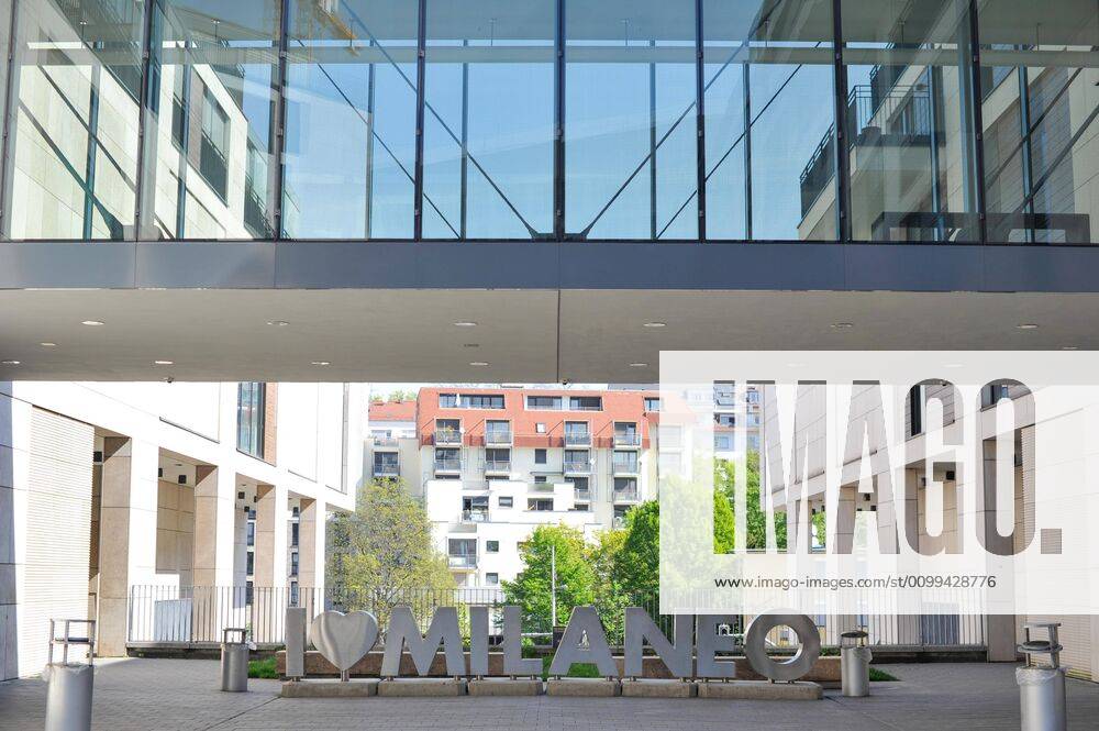 Milaneo Stuttgart COVID 19 Security measures also apply in the Milaneo shopping center, many shops and stores are closed, are no longer allowed to serve their customers, but rent is still paid Only bakeries, grocery stores, pharmacies are open Stuttgart Baden Wuerttemberg Germany