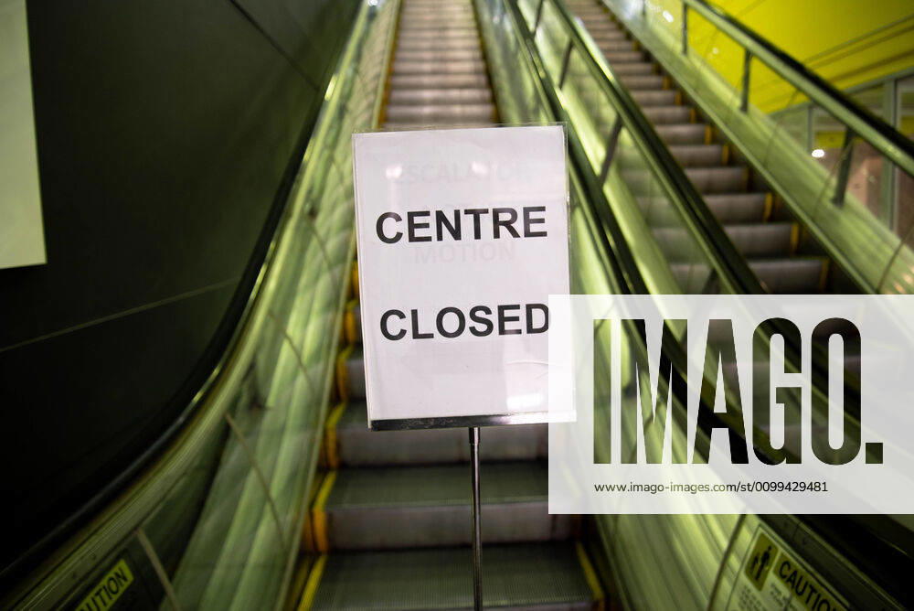 A sign saying Center Closed in front of an elevator during Coronavirus crisis..Australian states including Queensland take strict new lockdown rules to stop the spread of Covid-19. Queensland Australia - ZUMAs197 20200416_zaa_s197_016