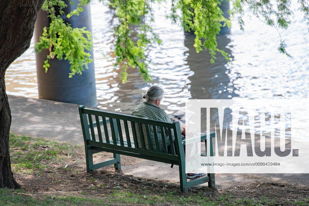 A man reading a newspaper at a bench during Coronavirus crisis..Australian states including Queensland take strict new lockdown rules to stop the spread of Covid-19. Queensland Australia - ZUMAs197 20200416_zaa_s197_018
