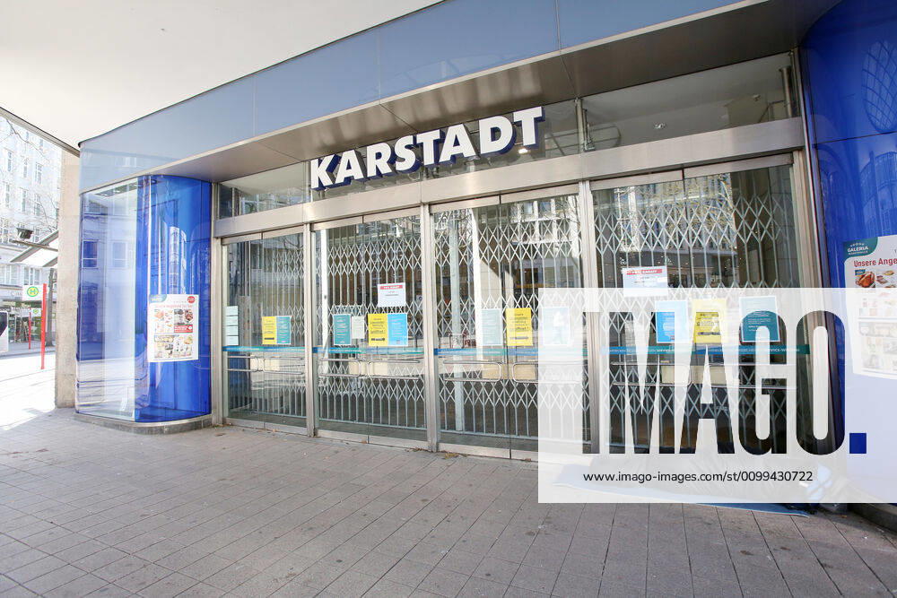 Coronakrise Hamburg city centre 15 04 2020, DEU, Germany, Hamburg Hamburg city centre during the Coronakrise Closed Karstadt department store, in front of which a homeless person sleeps Hamburg Hamburg Deutschland