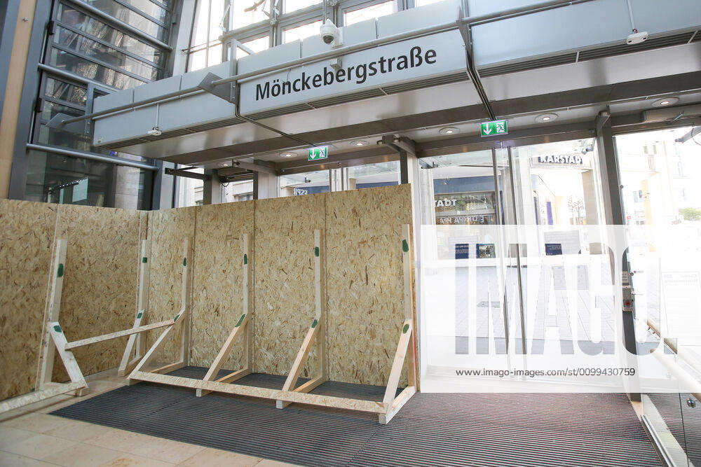 Coronakrise Hamburg city centre 15 04 2020, DEU, Germany, Hamburg Hamburg city centre during the Coronakrise Plywood panels at some entrances to the Europapassage Hamburg Hamburg Germany