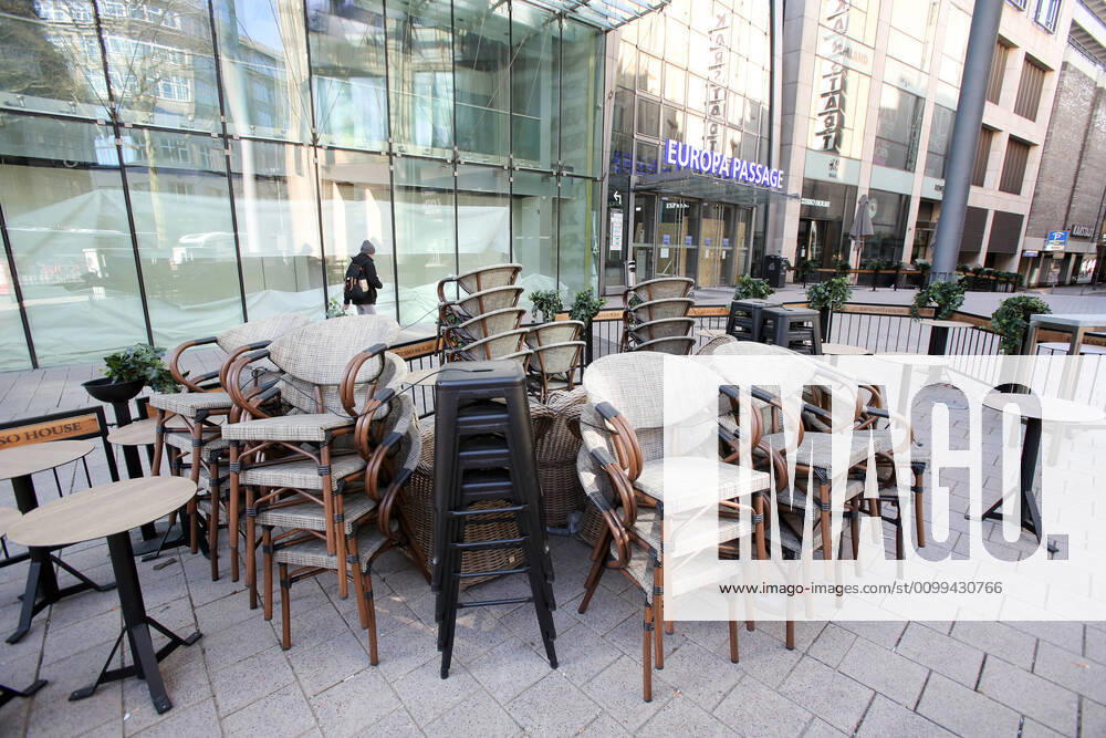 Coronakrise Hamburg city centre 15 04 2020, DEU, Germany, Hamburg Hamburg city centre during the Coronakrise Stacked tables and chairs in a cordoned-off area Hamburg Hamburg Germany