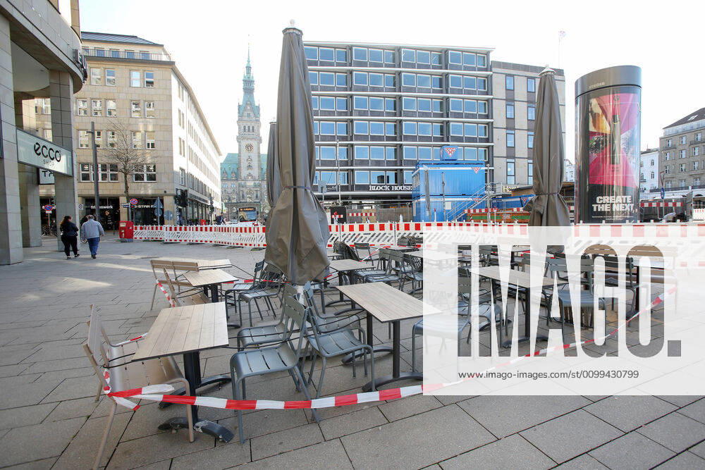 Coronakrise Hamburg city centre 15 04 2020, DEU, Germany, Hamburg Hamburg city centre during the Coronakrise Stacked tables and chairs in a cordoned-off area in front of the Europa Passage Hamburg Hamburg Germany