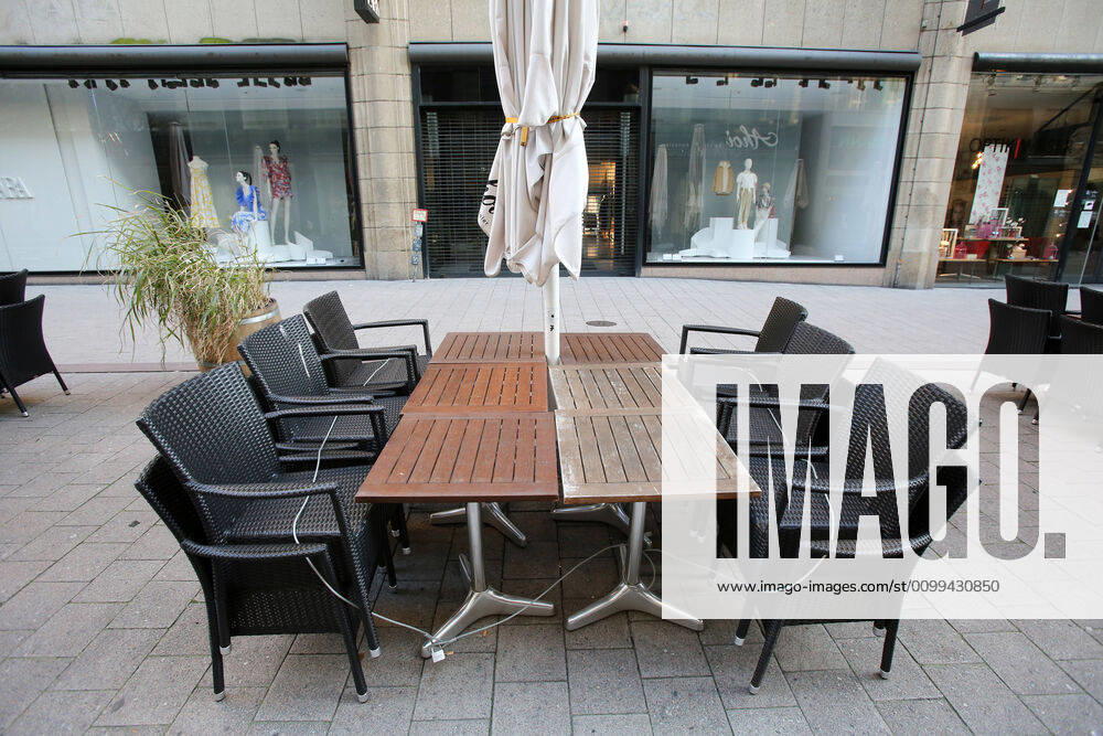 Coronakrise Hamburg city centre 15 04 2020, DEU, Germany, Hamburg Hamburg city centre during the Coronakrise Associated tables and chairs in Spitaler Straße Hamburg Hamburg Germany