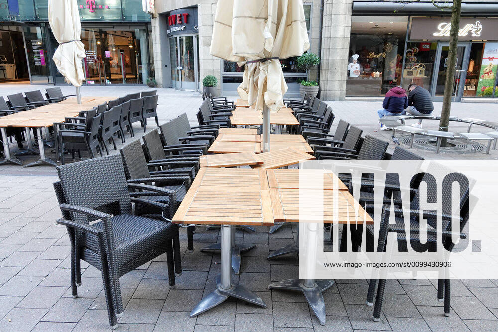 Coronakrise Hamburg city centre 15 04 2020, DEU, Germany, Hamburg Hamburg city centre during the Coronakrise Associated tables and chairs in Spitaler Straße Hamburg Hamburg Germany