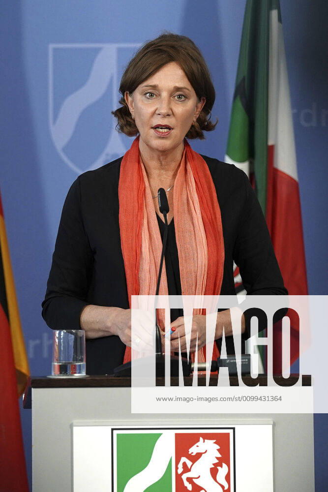 School Minister Yvonne Gebauer at a press briefing on the current situation and further measures to contain the corona virus in North Rhine-Westphalia in the State Chancellery Düsseldorf, 16 04 2020 Foto:xJ.xFuturexImage