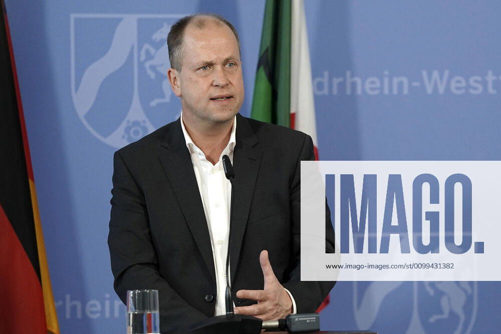 Family Minister Joachim Stamp at a press briefing on the current situation and further measures to contain the corona virus in North Rhine-Westphalia in the State Chancellery Düsseldorf, 16 04 2020 Foto:xJ.xFuturexImage