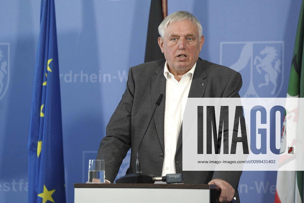 Health Minister Karl Josef Laumann at a press briefing on the current situation and further measures to contain the corona virus in North Rhine-Westphalia in the State Chancellery Düsseldorf, 16 04 2020 Foto:xJ.xFuturexImage