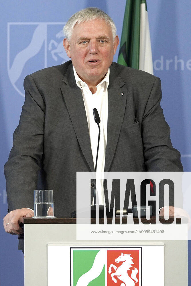 Health Minister Karl Josef Laumann at a press briefing on the current situation and further measures to contain the corona virus in North Rhine-Westphalia in the State Chancellery Düsseldorf, 16 04 2020 Foto:xJ.xFuturexImage