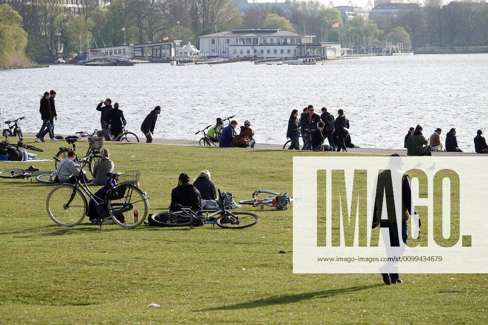 Coronakrise Trip to the Alster 16 04 2020, DEU, Germany, Hamburg People are out and about in the late afternoon during the contact ban on the Outer Alster Hamburg Hamburg Deutschland
