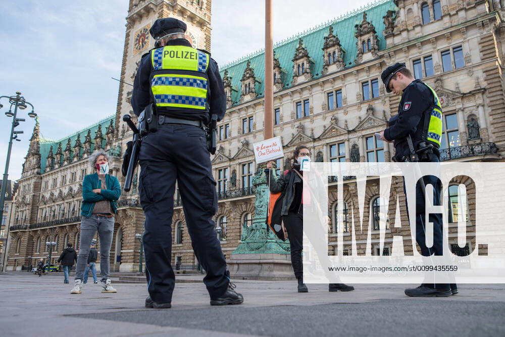 Gericht kippt Kurzfristig erlaubte Kundgebung in der Innenstadt 16.04.20 - Hamburg: Ab 18 Uhr wollten sich laut Veranstalter etwa 25 Juristen auf dem Hamburger Rathausmarkt zu einer Kundgebung versammeln. Die Teilnehmer möchten durch ihre Demonstration auf die Bedeutung der Versammlungsfreiheit aufmerksam machen. Die Demonstration wurde zuerst durch die Versammlungsbehörde zuerst untersagt. Dieses Verbot wurde heute nun durch das Verwaltungsgericht Hamburg gekippt. Trotz der erlaubten Kundgebung muss ein Mindestabstand von 1,5 Metern zwischen den Teilnehmern zu jeder Zeit gewährleistet sein. Johannes E. einer der Veranstalter erklärt uns das die Kundgebung nur mit einem Abstandskonzept genehmigt wurde. Er und weitere Helfer brachten hierfür Abstandsmarkierungen auf dem Rathausplatz an und begrenzten die Veranstaltungsfläche mit Abs