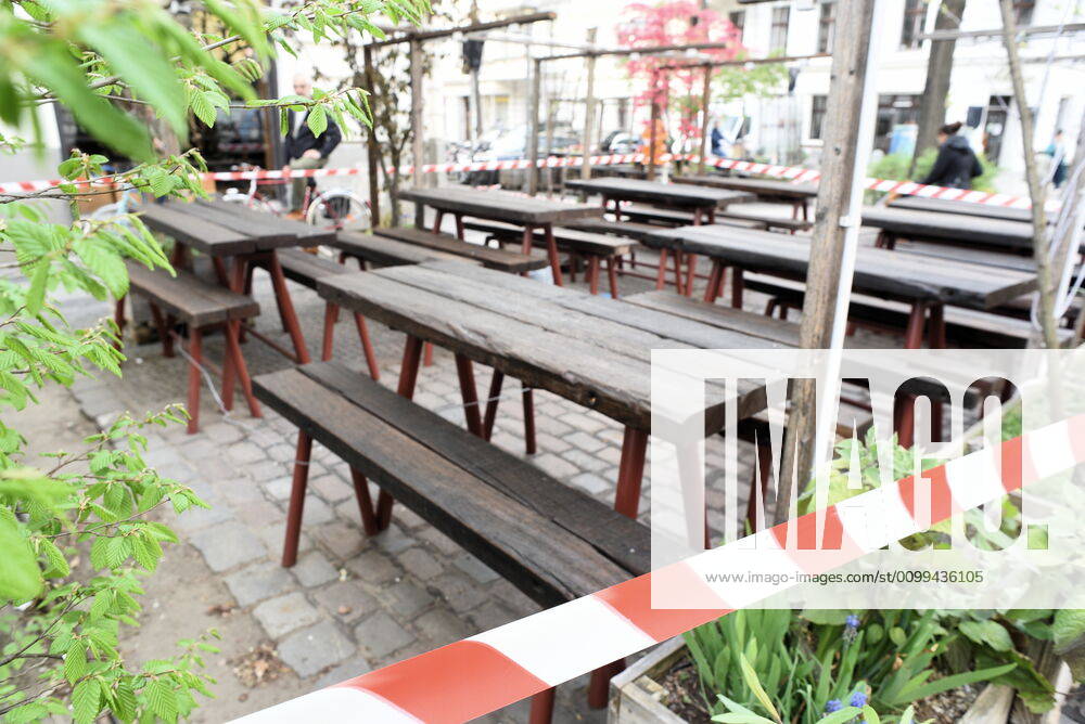 A restaurant in the Kreuzberg Gräfekiez has closed off the outside area with a flutter band so that no one can sit there Restaurant tables closed due to corona
