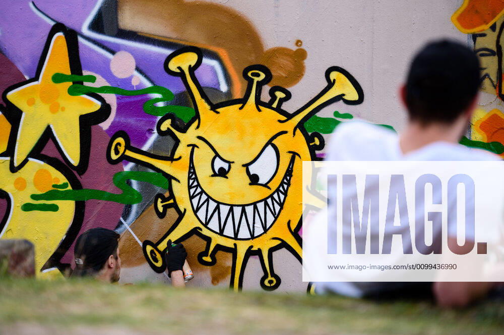 Graffiti artists spray a picture in the form of a corona virus on a wall in Berlin s Gleisdreieckpark. People living in the city of Berlin have to stay in their flats or usual accommodation to contain the coronavirus, meetings of more than 2 persons are forbidden, people are asked to keep a minimum distance. - ZUMAs172 20200416_zap_s172_006