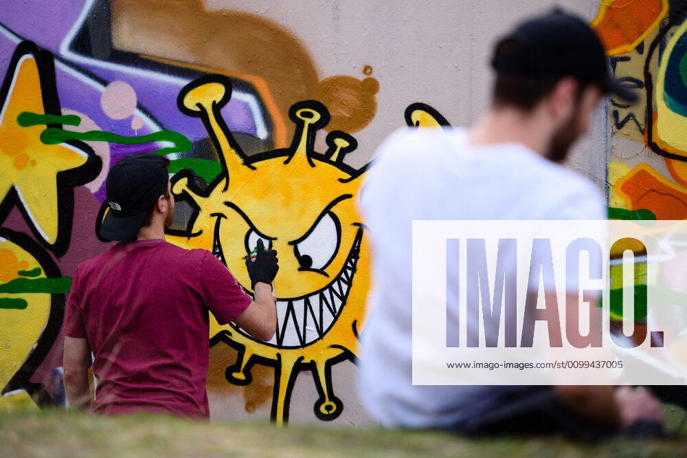 Graffiti artists spray a picture in the form of a corona virus on a wall in Berlin s Gleisdreieckpark. People living in the city of Berlin have to stay in their flats or usual accommodation to contain the coronavirus, meetings of more than 2 persons are forbidden, people are asked to keep a minimum distance. - ZUMAs172 20200416_zap_s172_008