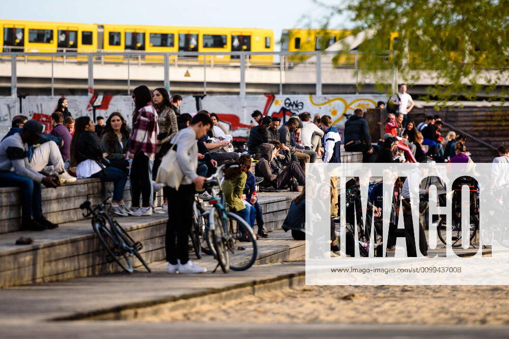 Crowds of people sit on wooden steps in Berlin s Gleisdreieckpark despite the ban of contact. People living in the city of Berlin have to stay in their flats or usual accommodation to contain the coronavirus, meetings of more than 2 persons are forbidden, people are asked to keep a minimum distance. - ZUMAs172 20200416_zap_s172_011