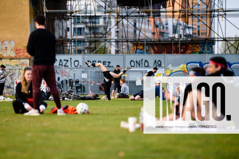 People enjoy the evening atmosphere in Berlin Gleisdreieckpark. People living in the city of Berlin have to stay in their flats or usual accommodation to contain the coronavirus, meetings of more than 2 persons are forbidden, people are asked to keep a minimum distance. - ZUMAs172 20200416_zap_s172_017