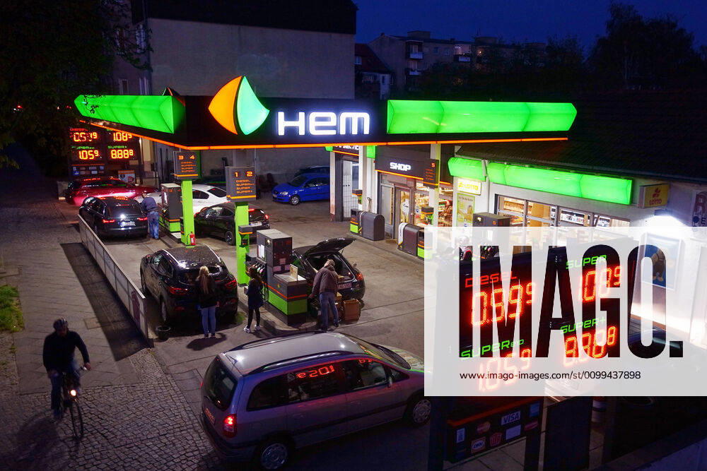 Berlin, GER - Der Preis fuer Diesel ist wegen der Coronakrise auf unter einen Euro gefallen. (99 Cent, Abend, abends, Andrang, anstehen, Anzeige, Anzeigetafel, Aufsicht, aussen, Aussenaufnahme, Autofahrer, Autos, Benzin, Benzinpreisanzeige, Benzinpreise, Benzinpreiserhoehung, Benzinpreissenkung, Berlin, billig, Blaue Stunde, Coronakrise, Coronapandemie, Daemmerung, deutsch, Deutschland, Diesel, Dieselpreis, Europa, europaeisch, freie Tankstelle, Fruehjahr, Fruehling, Handel, HEM, Jahreszeit, Kraftfahrzeuge, Kraftstoff, Kraftstoffpreis, Krise, leuchten, leuchtend, Menschen, Mineraloel, Mineraloelsteuer, niedrig, Oelpreis, Oelpreiserhoehungen, Oelpreissenkungen, Personen, Personenkraftwagen, PKW, Preisangabe, Preisanzeige, Preise, Preisliste, Preisschild, Preisverfall, QF, Querformat, Sprit, Spritpreis, Tanken, Tankstelle, Treib