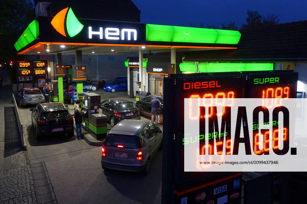 Berlin, GER - Der Preis fuer Diesel ist wegen der Coronakrise auf unter einen Euro gefallen. (99 Cent, Abend, abends, Andrang, anstehen, Anzeige, Anzeigetafel, Aufsicht, aussen, Aussenaufnahme, Autofahrer, Autos, Benzin, Benzinpreisanzeige, Benzinpreise, Benzinpreiserhoehung, Benzinpreissenkung, Berlin, billig, Blaue Stunde, Coronakrise, Coronapandemie, Daemmerung, deutsch, Deutschland, Diesel, Dieselpreis, Europa, europaeisch, Fruehjahr, Fruehling, Handel, Jahreszeit, Kraftfahrzeuge, Kraftstoff, Kraftstoffpreis, Krise, leuchten, leuchtend, Menschen, Mineraloel, Mineraloelsteuer, niedrig, Oelpreis, Oelpreiserhoehungen, Oelpreissenkungen, Personen, Personenkraftwagen, PKW, Preisangabe, Preisanzeige, Preise, Preisliste, Preisschild, Preisverfall, QF, Querformat, Sprit, Spritpreis, Tanken, Tankstelle, Treibstoff, Vogelperspektive