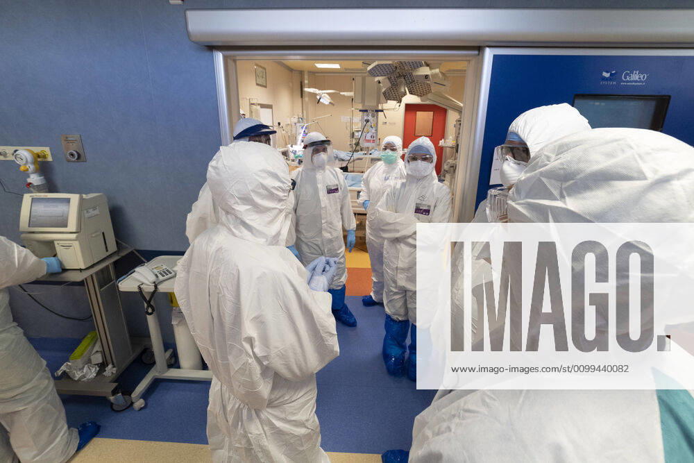 Intensive care of the Rome s Covid3 Hospital Medical staff work in an intensive care unit (ICU) in the Covid department of Rome s Covid3 Hospital (Istituto clinico CasalPalocco) on April 16, 2020, in Rome, Italy. Rome Italy Italy