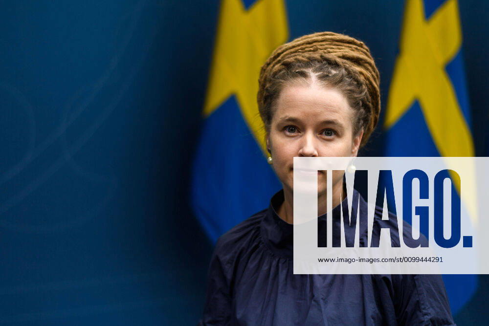 Amanda Lind, Swedish minister of Sport and Culture, pose for a portrait after a press conference with the government of Sweden regarding the coronavirus, Covid 19, on April 17, 2020 in Stockholm Photo Maxim ThorÃ BILDBYRAN kod MT bbeng presskonferens regeringen politik corona virus coronaviruset covid 19 press conference public events coronavirus porträtt,