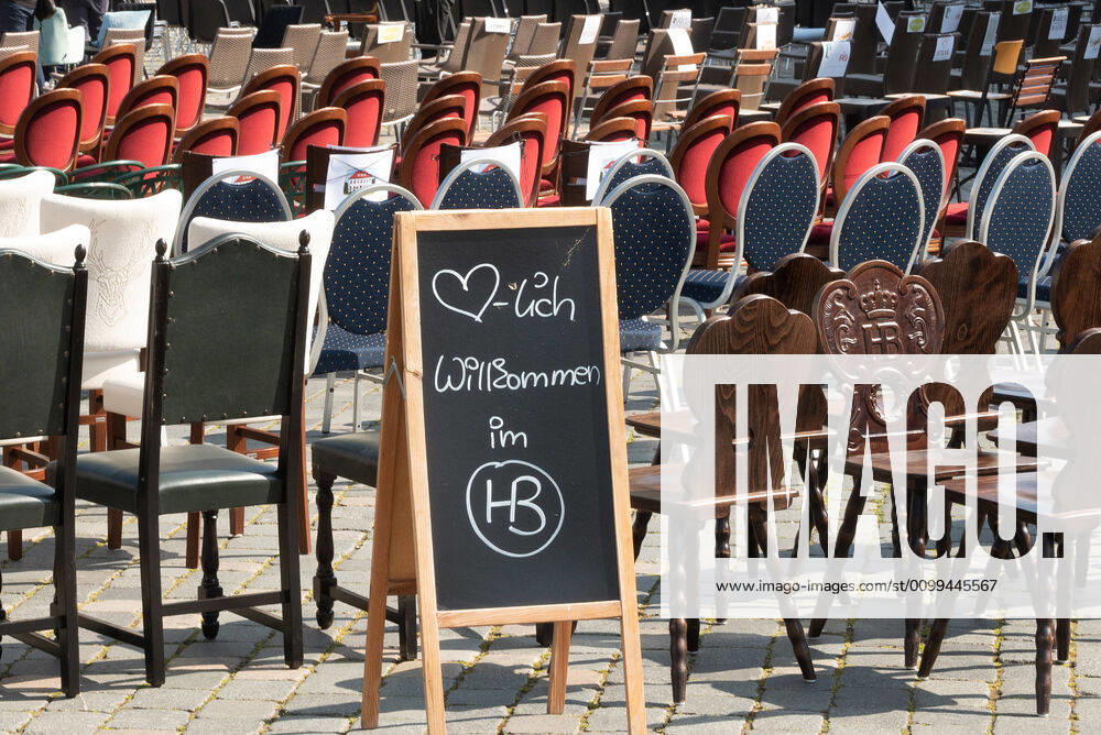 GER Sachsen Dresden Neumarkt at the Frauenkirche Lange Tafel of Dresdens innkeepers and restaurateurs where they put out lots of chairs and handed over a petition because they are facing ruin because of the corona crisis and are not supported enough 170420 ddbd
