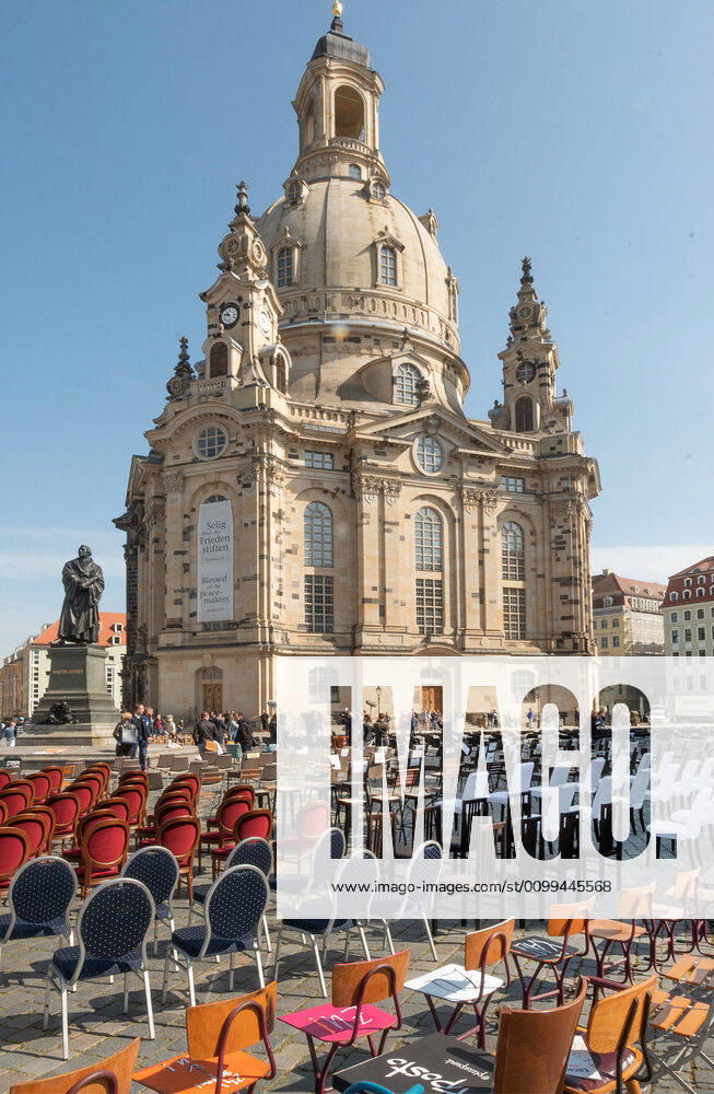 GER Sachsen Dresden Neumarkt at the Frauenkirche Lange Tafel of Dresdens innkeepers and restaurateurs where they put out lots of chairs and handed over a petition because they are facing ruin because of the corona crisis and are not supported enough 170420 ddbd