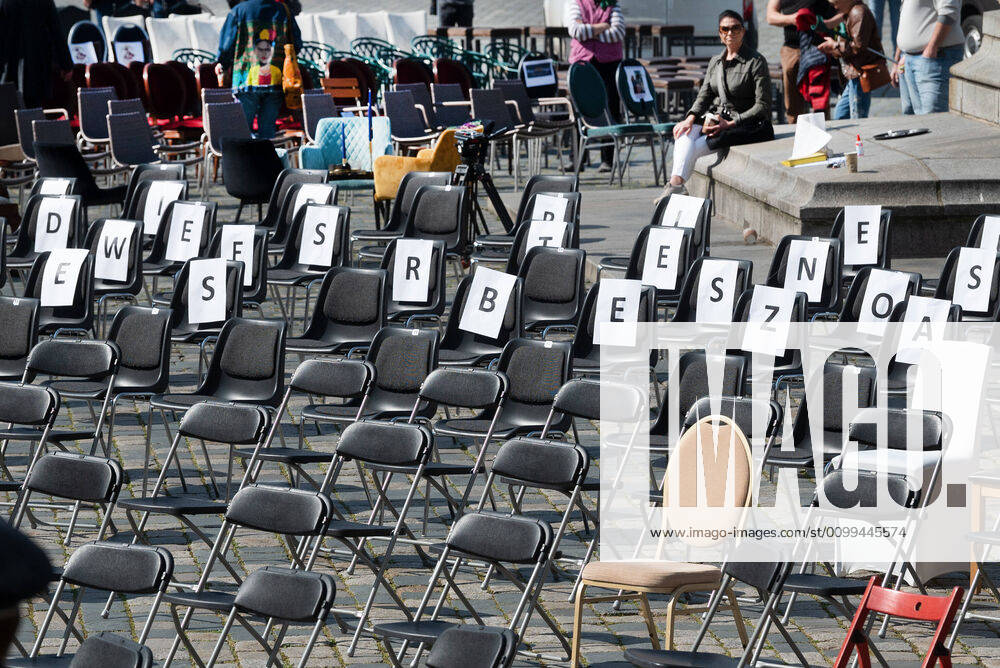 GER Sachsen Dresden Neumarkt at the Frauenkirche Lange Tafel of Dresdens innkeepers and restaurateurs where they put out lots of chairs and handed over a petition because they are facing ruin because of the corona crisis and are not supported enough 170420 ddbd