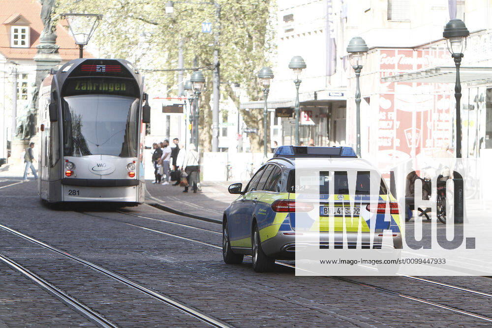 A police patrol of the Baden Württemberg state police checks the compliance with the contact prohibitions and minimum distances on the shopping street and pedestrian zone Kaiser Joseph Straße in the city centre of Freiburg im Breisgau, Baden Württemberg, Bavaria, Germany