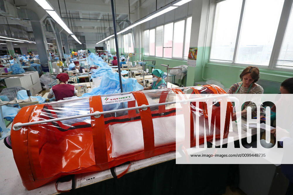 Experts of the Tatneft research center developing a protective box for transporting coronavirus patients at the Aznakai Kiemnere clothing factory in the town of Aznakayevo. Tatneft also launched production of medical clothing for infectious diseases physicians working with COVID-19 patients at the factory; protective suits are handed over to Tatarstan s hospitals for free. Yegor Aleyev TASS TS0D61FA
