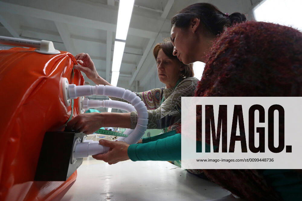 Experts of the Tatneft research center developing a protective box for transporting coronavirus patients at the Aznakai Kiemnere clothing factory in the town of Aznakayevo. Tatneft also launched production of medical clothing for infectious diseases physicians working with COVID-19 patients at the factory; protective suits are handed over to Tatarstan s hospitals for free. Yegor Aleyev TASS TS0D61FB